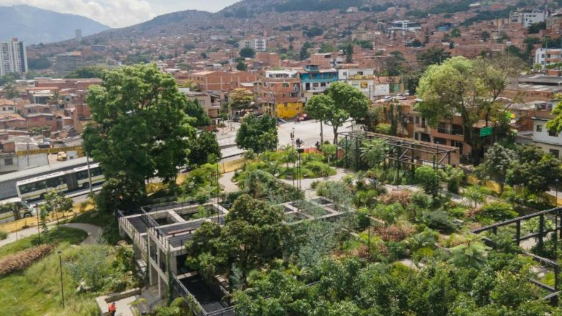 Corridoi verdi e piantare alberi è il segreto della sostenibilità – 2°C in meno in tre anni. Ecco l’esempio da seguire della città di Medellin in Colombia