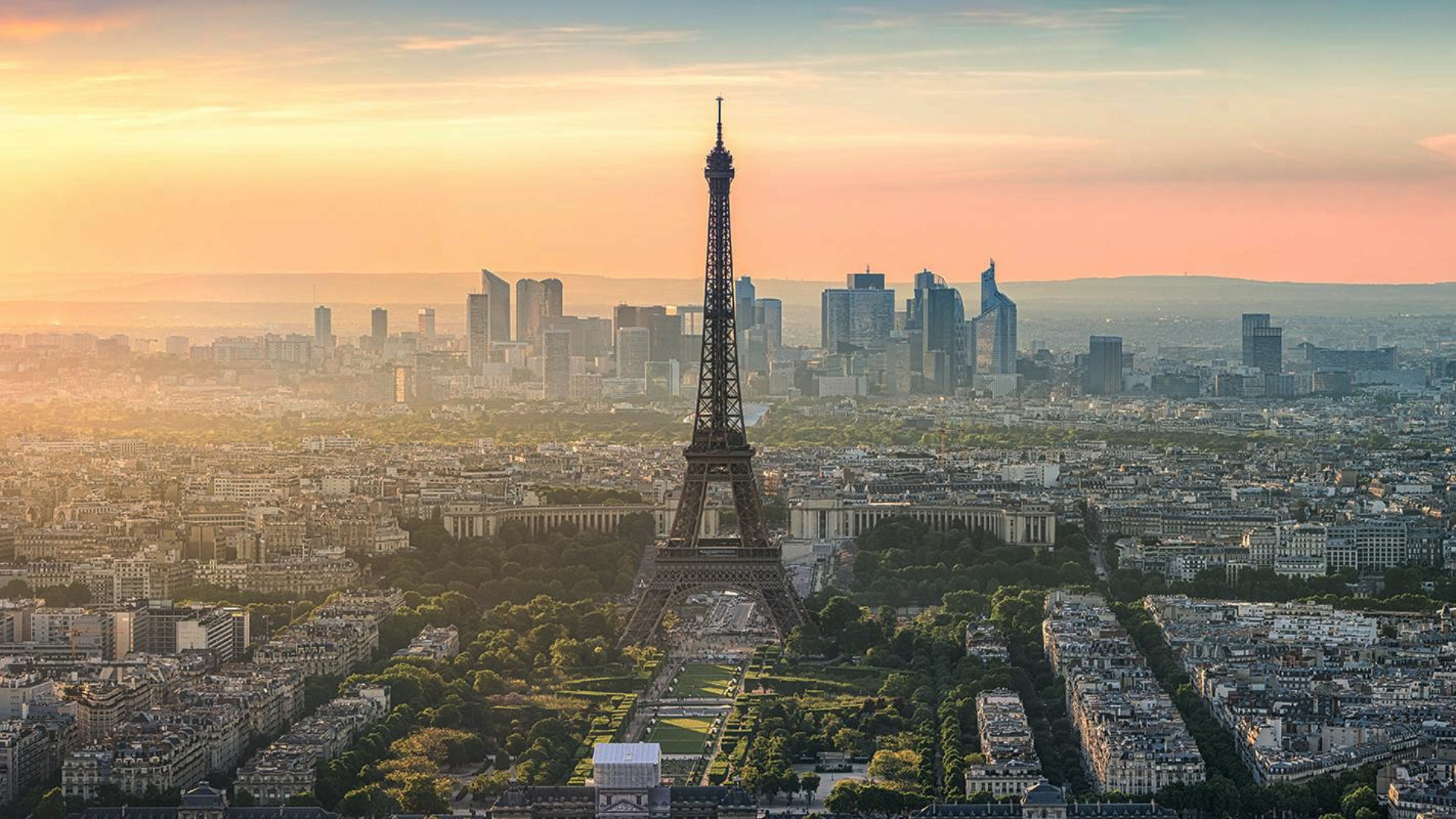 Parigi dice addio alle auto e benvenuto agli alberi: il piano ambizioso per una città più verde e sostenibile